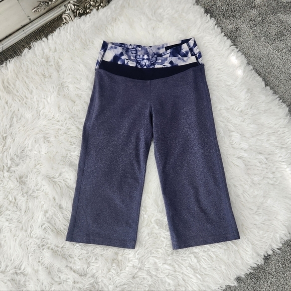 Lululemon Crop Leggings. Size 4. Good preowned condition. - Picture 1 of 7